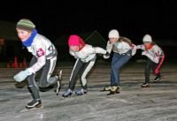 Op de prachtig verlichtte ijsbaan van IJsvereniging WVF zijn een stuk of veertig schaatsers en een paar trainers van Schaatsvereniging Zwolle druk aan het rondjes schaatsen. Foto: Bert Treep.